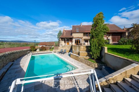 Charmante maison en pierre avec vue et détente à la piscine