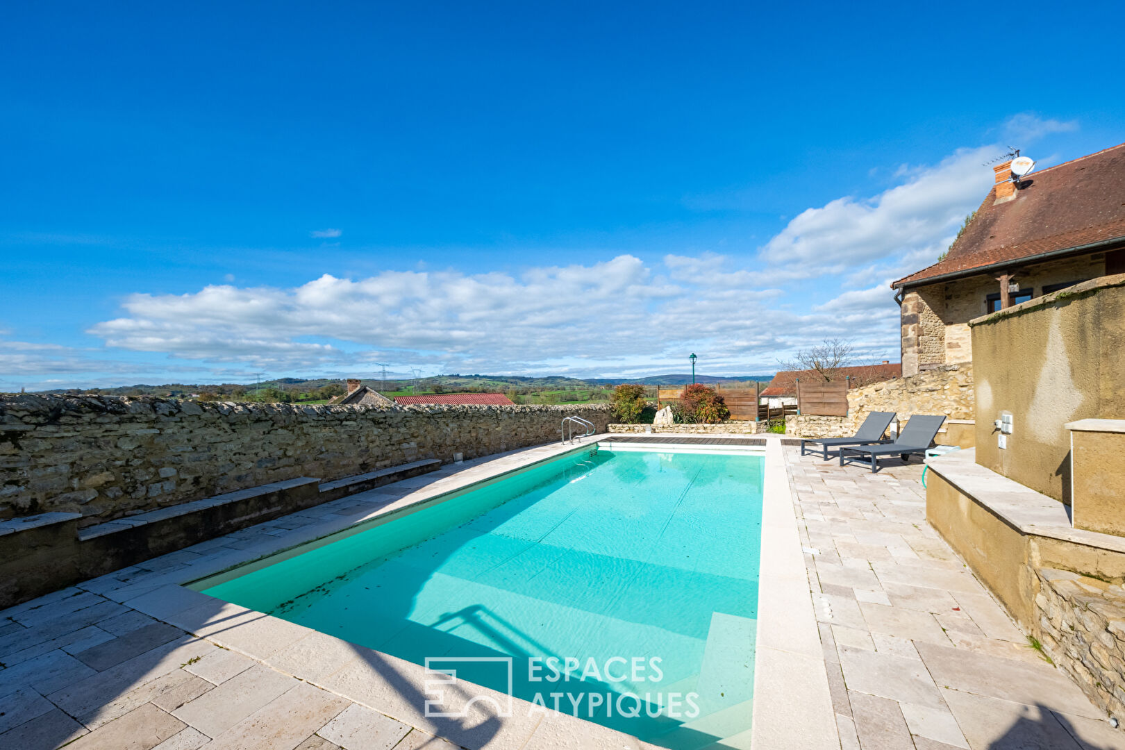 Charmante maison en pierre avec vue et détente à la piscine