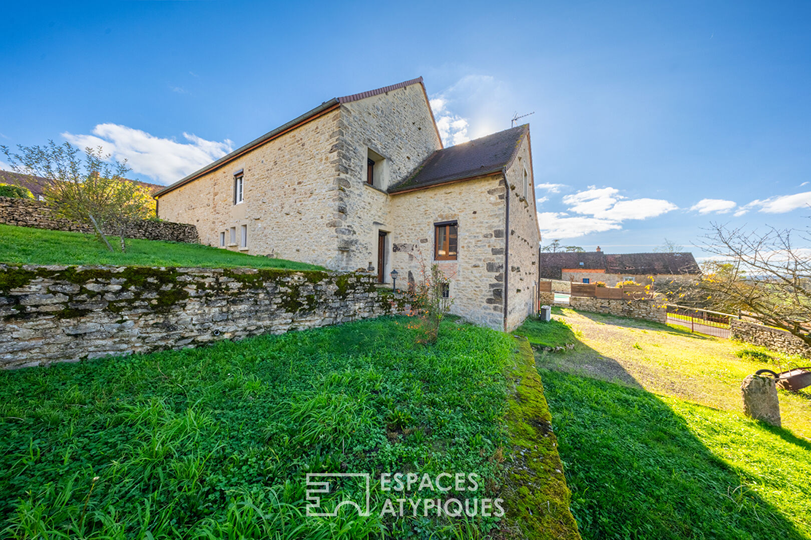 Charmante maison en pierre avec vue et détente à la piscine