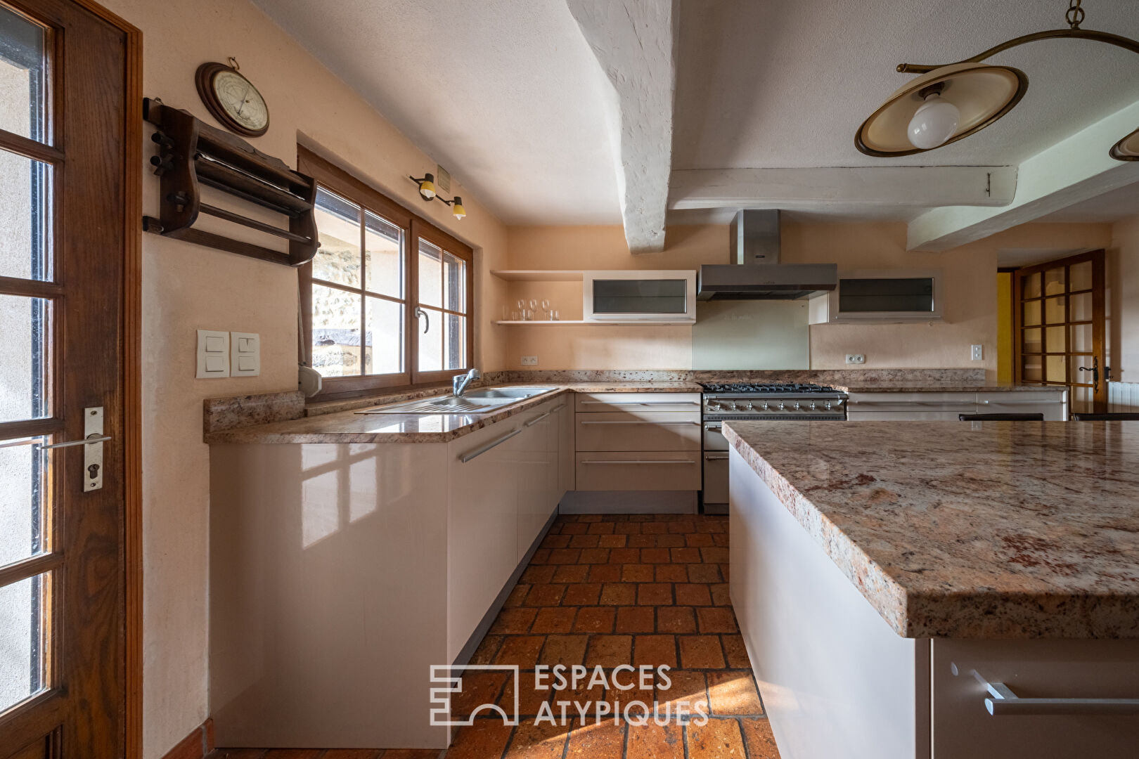 Charmante maison en pierre avec vue et détente à la piscine