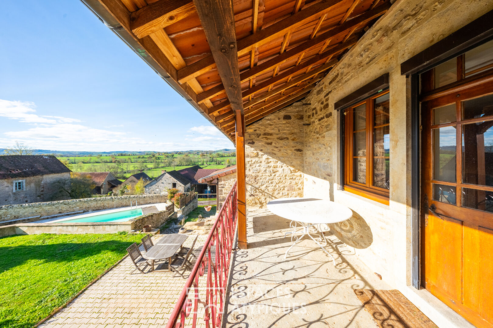 Charmante maison en pierre avec vue et détente à la piscine