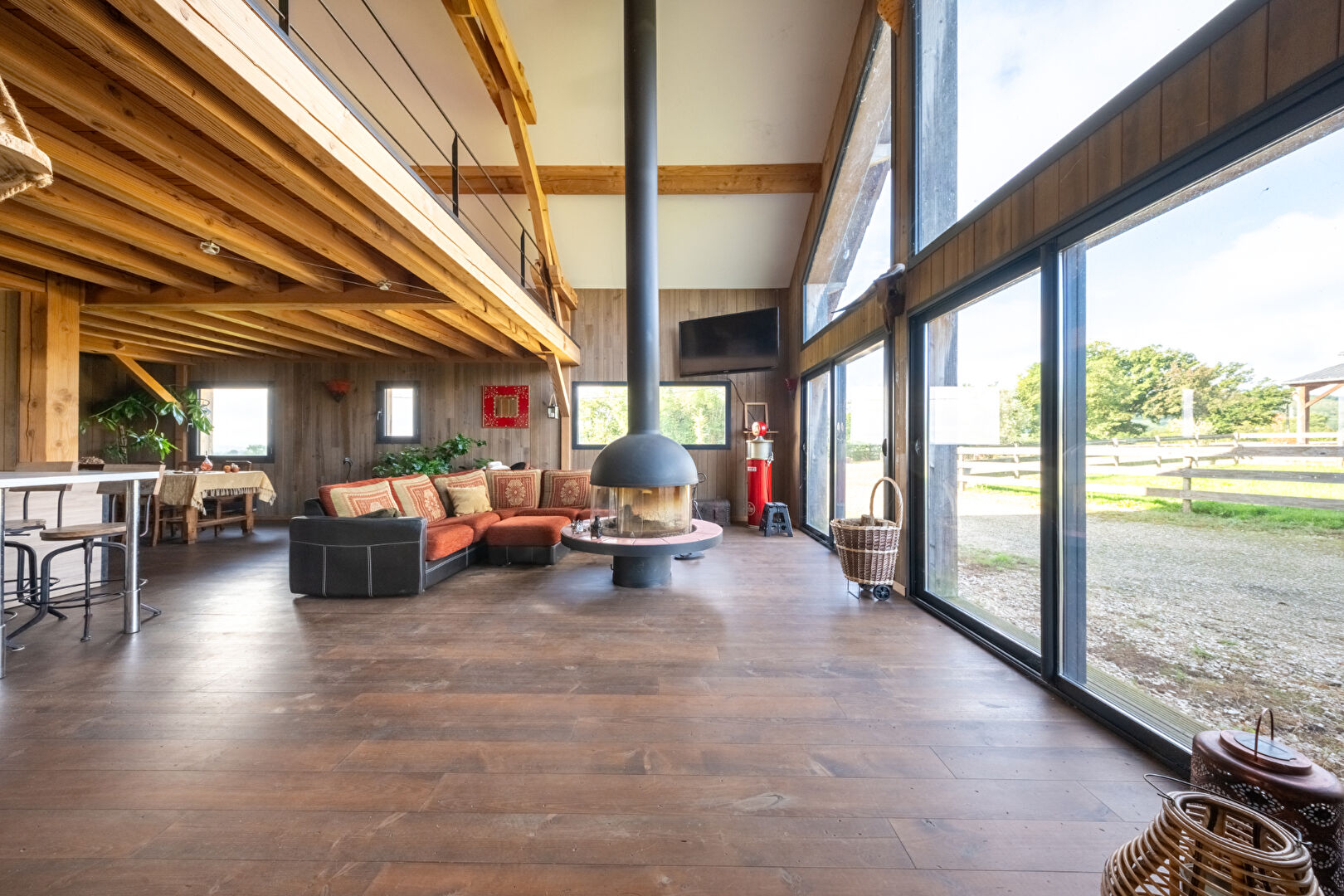 Maison contemporaine en bois et son domaine équestre