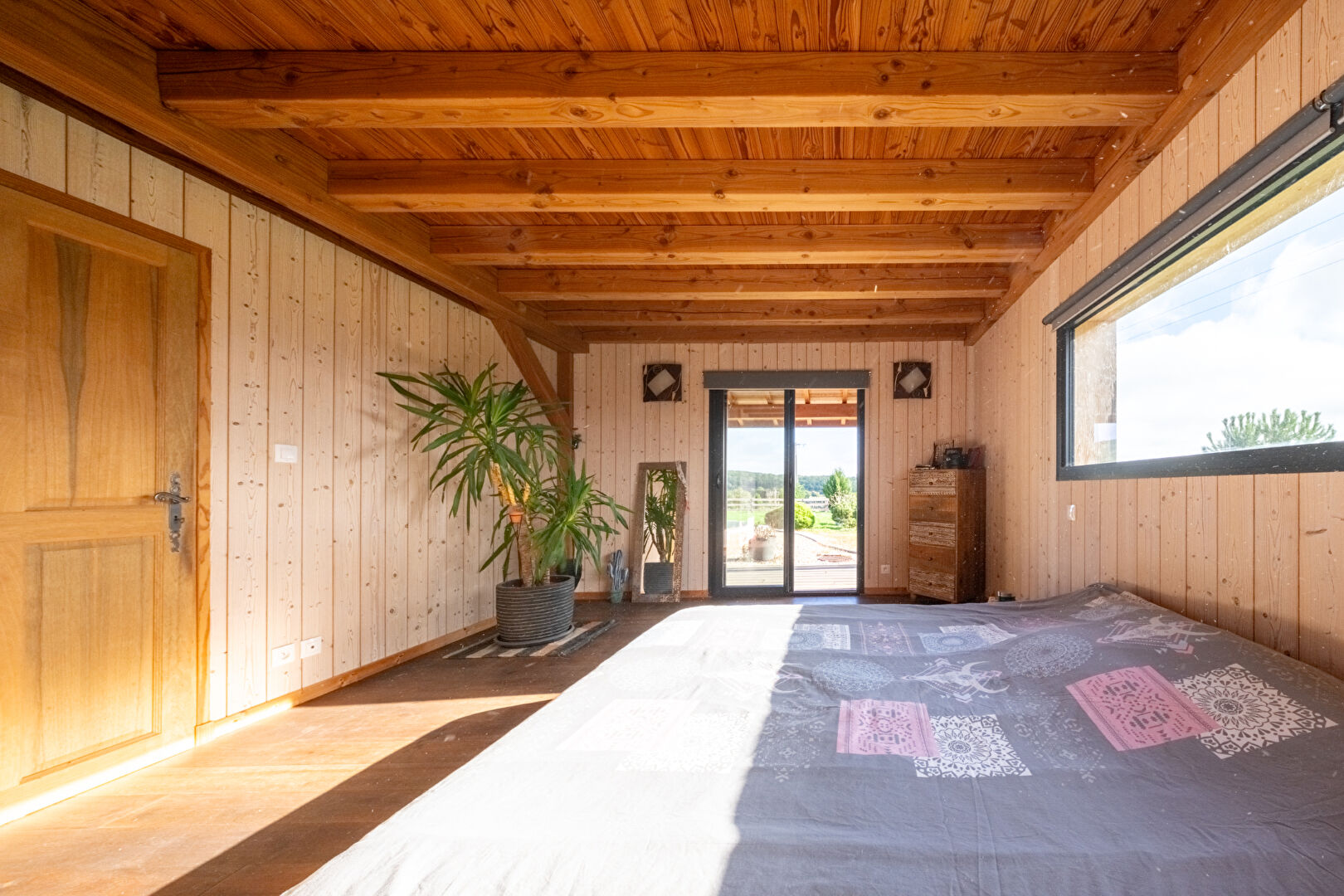 Maison contemporaine en bois et son domaine équestre