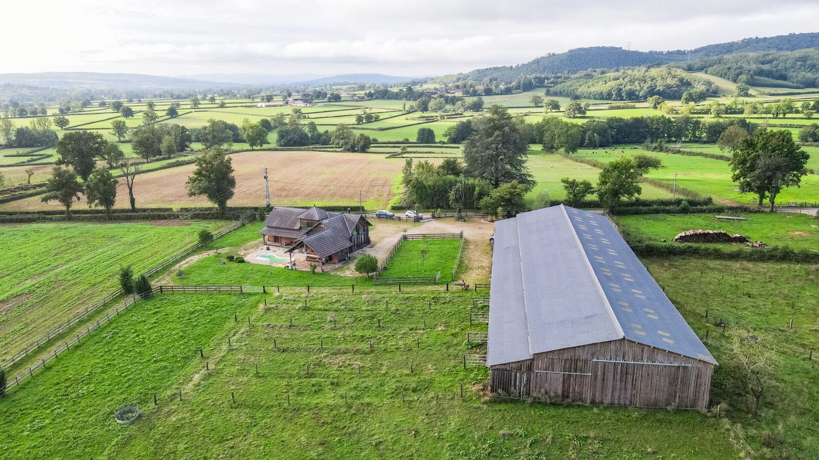 Maison contemporaine en bois et son domaine équestre