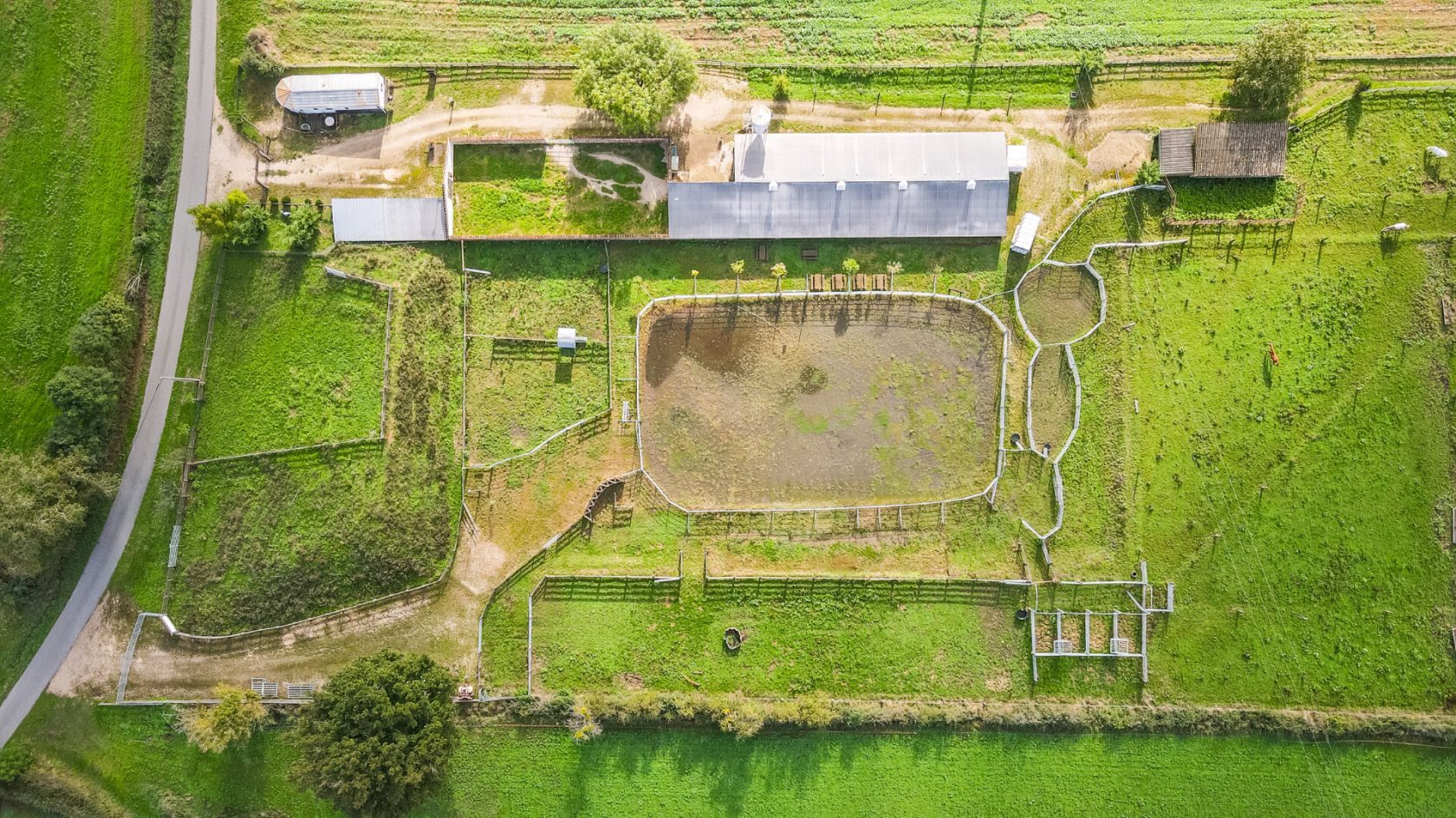 Maison contemporaine en bois et son domaine équestre