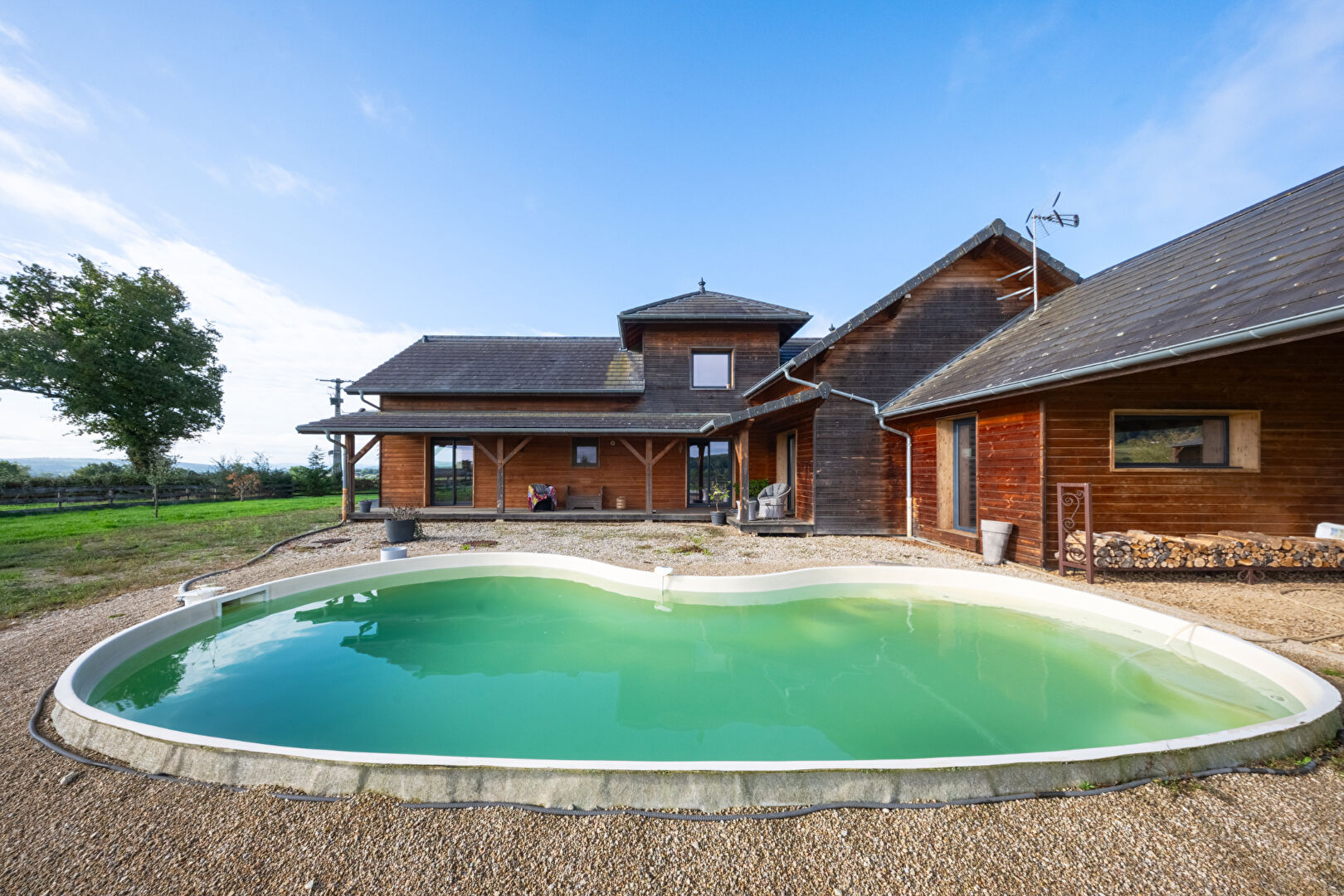 Maison contemporaine en bois et son domaine équestre
