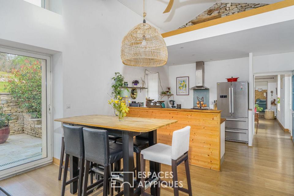 Élégante maison en pierre au coeur d'un village viticole du Mâconnais