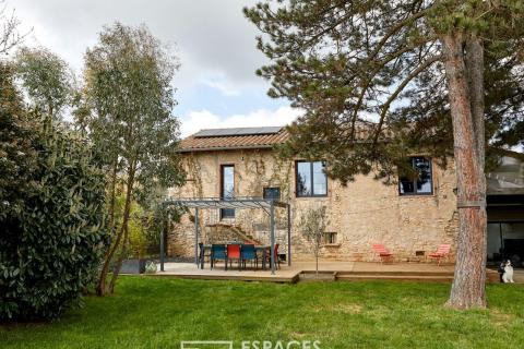 Maison de charme en pierre rénovée avec piscine et jardin arboré
