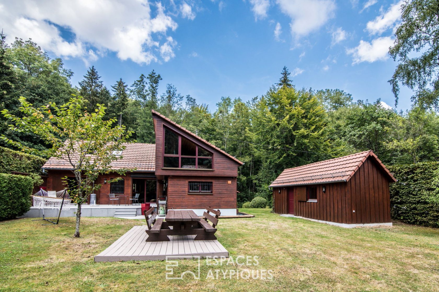 Chalet contemporain dans son cocon de verdure