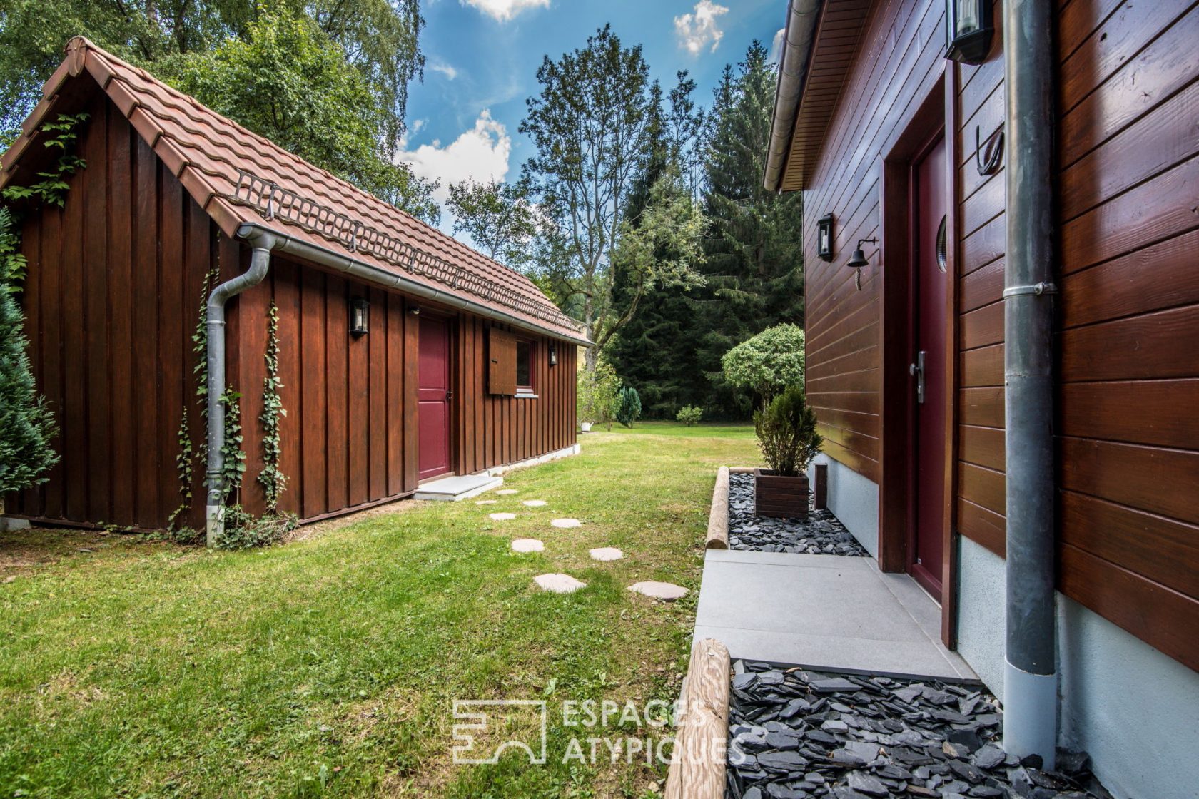 Contemporary chalet in its cocoon of greenery