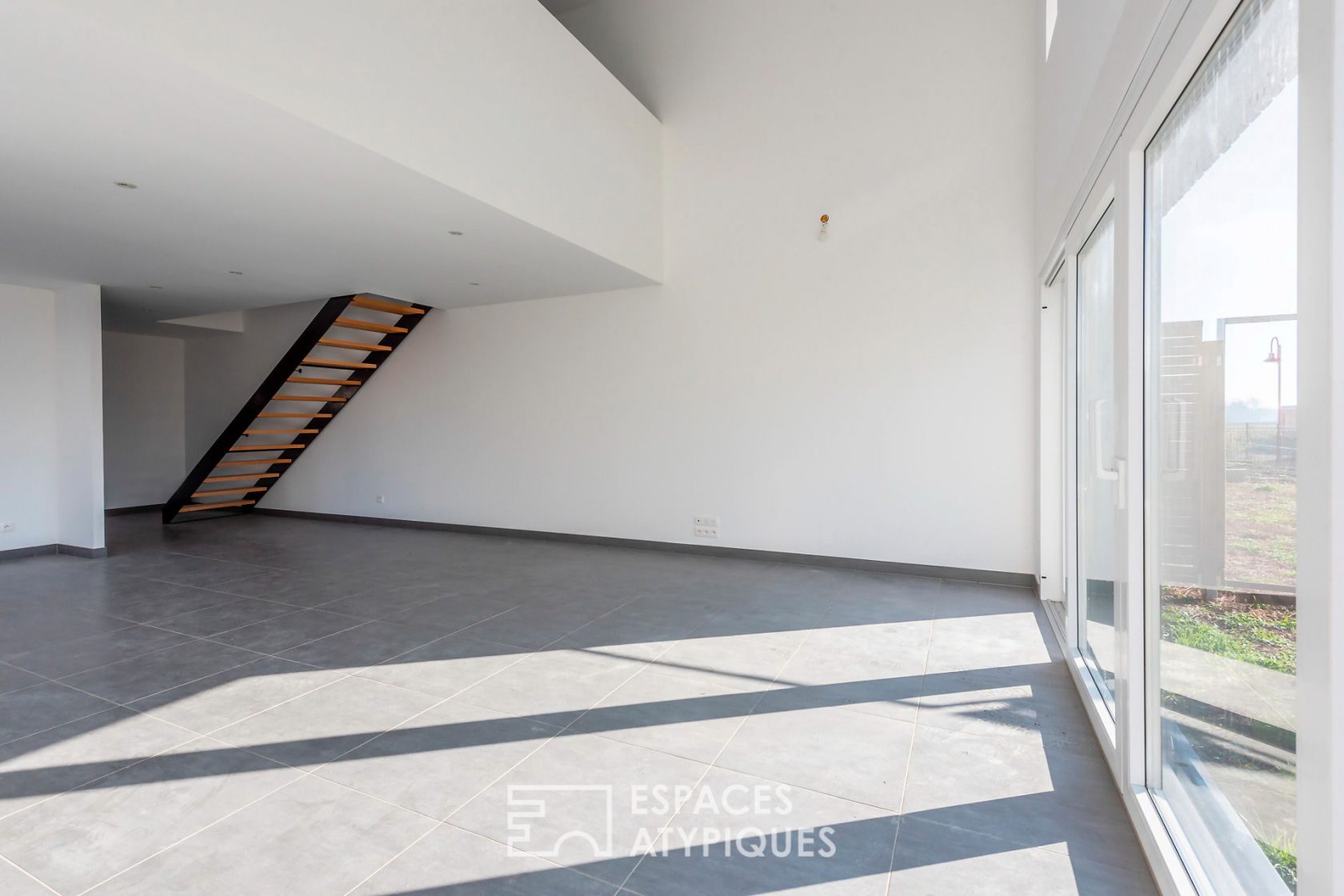 Maison éco-responsable et son séjour cathédrale