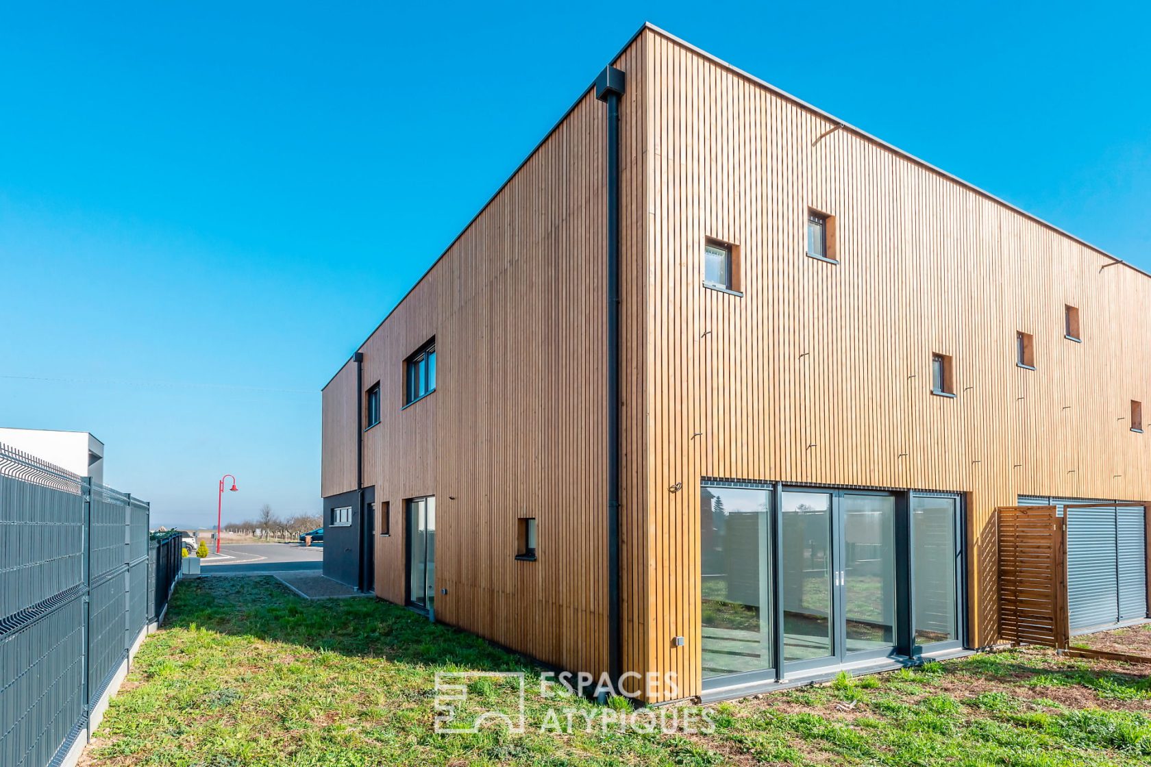 Maison éco-responsable et son séjour cathédrale