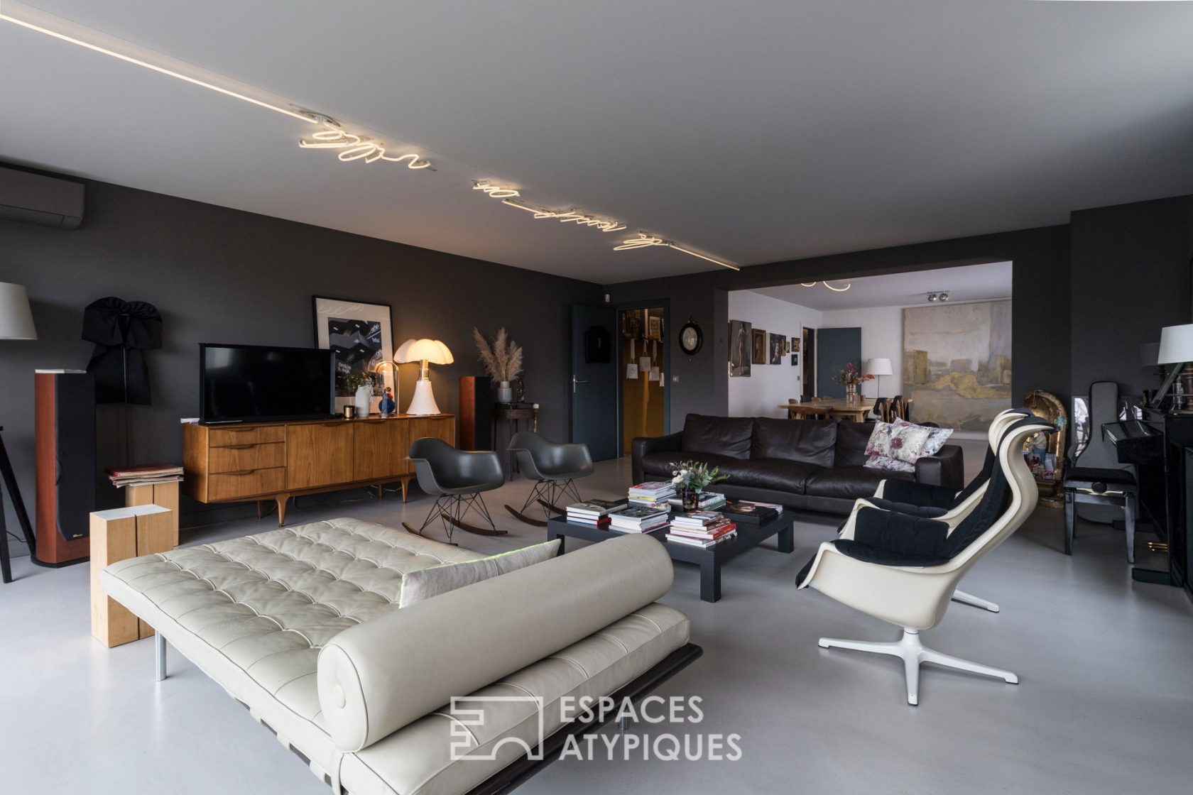 Prestigious contemporary apartment