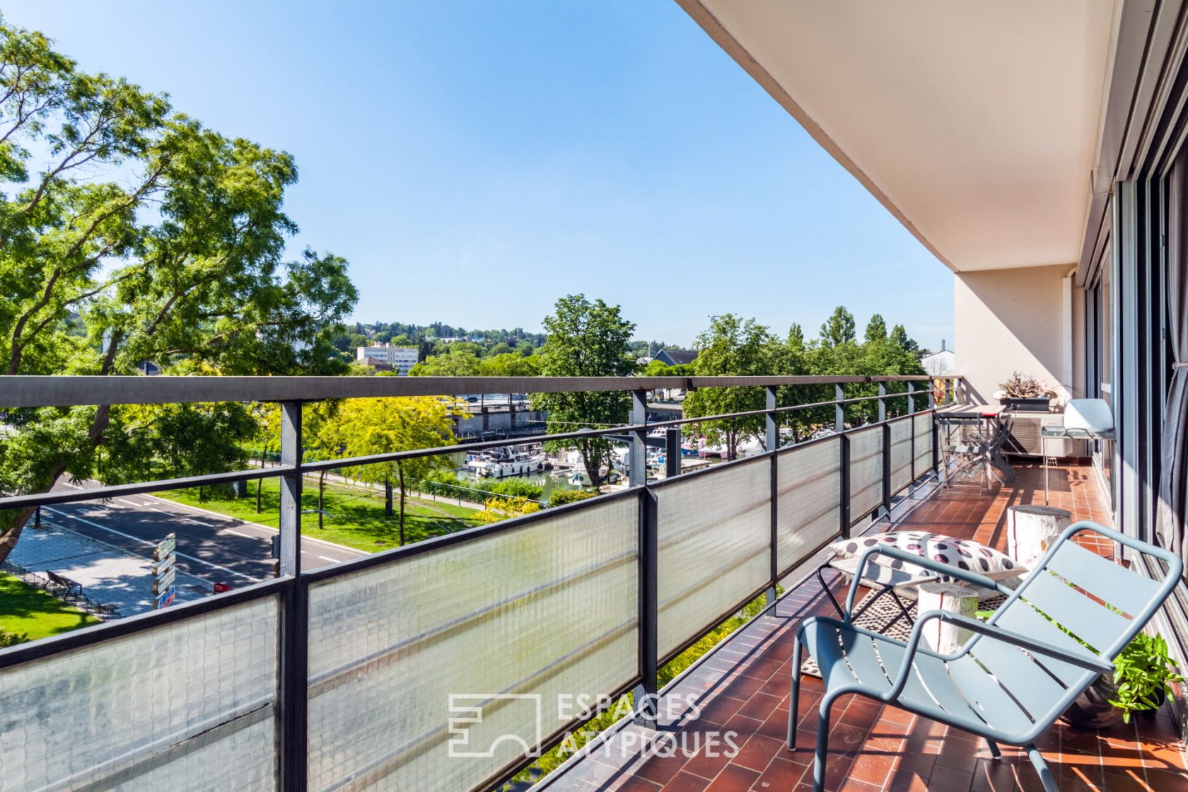 Prestigious contemporary apartment