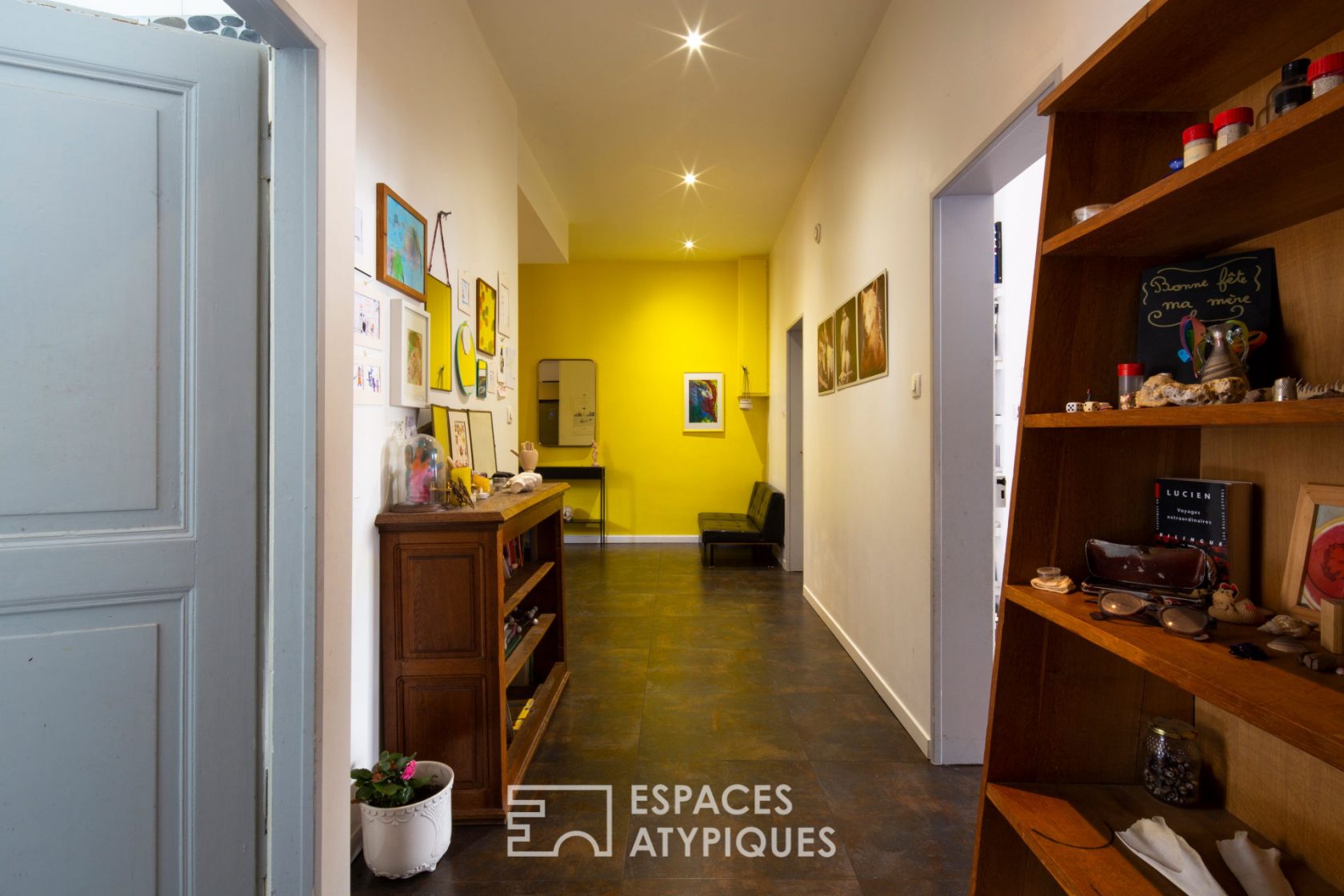 Bourgeois apartment with high ceilings