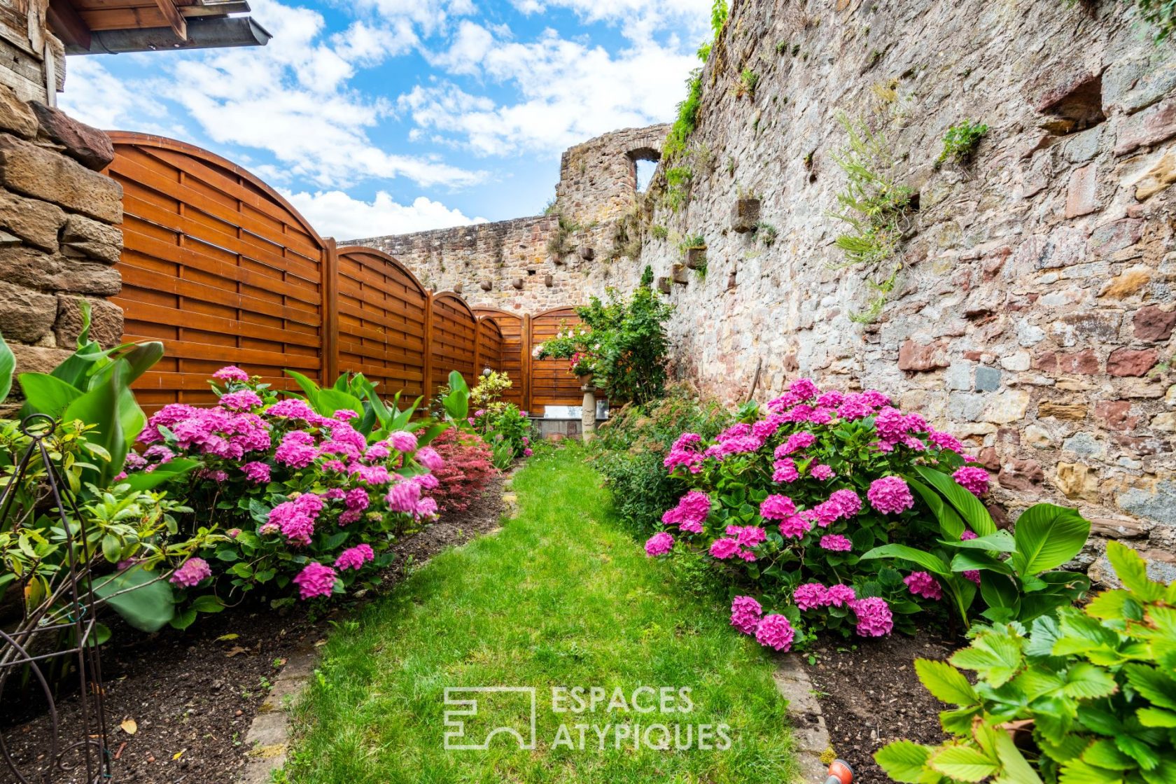 Renovated farmhouse leaning against the ramparts