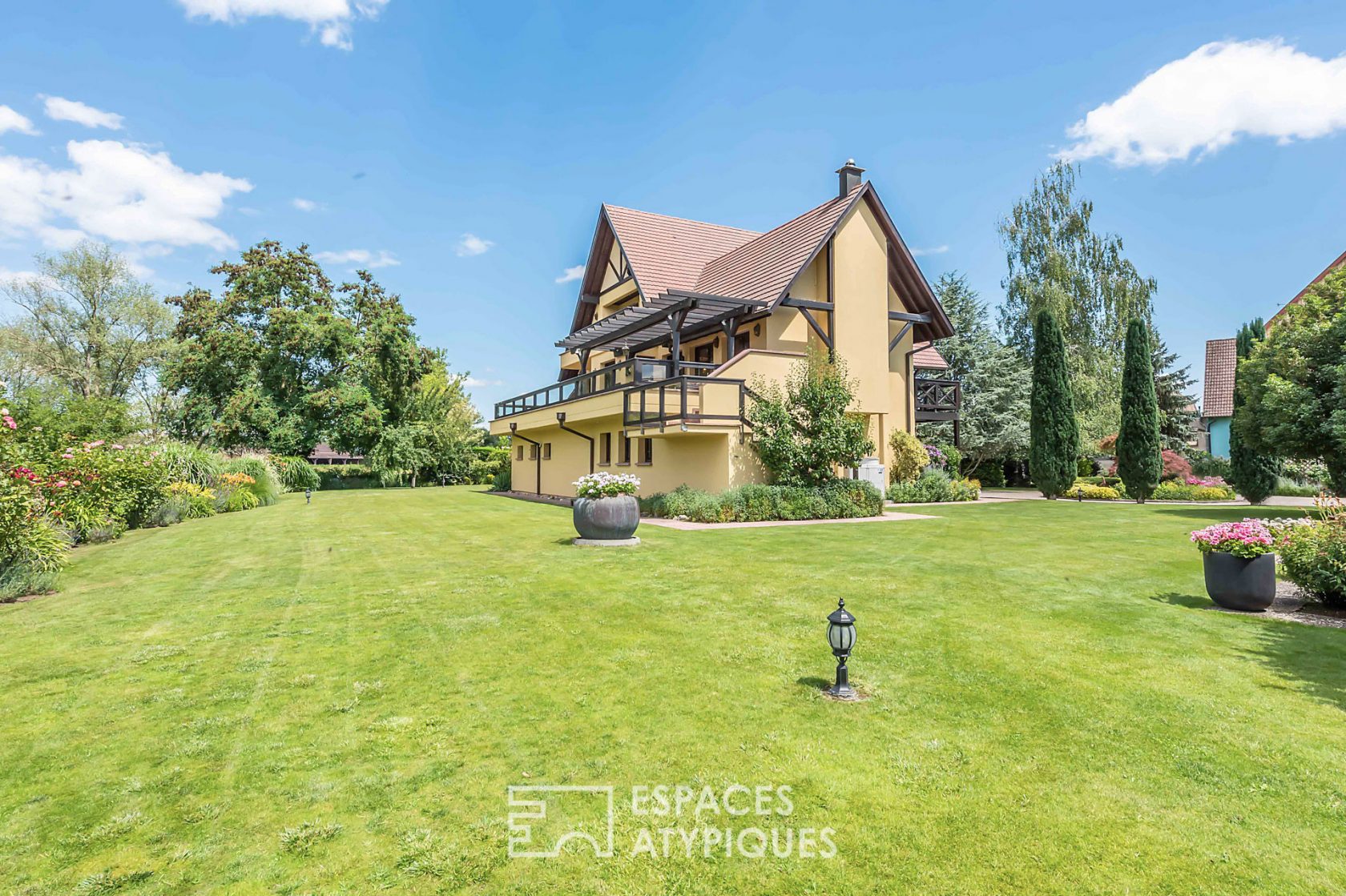 Luxury villa on the banks of the Ill river