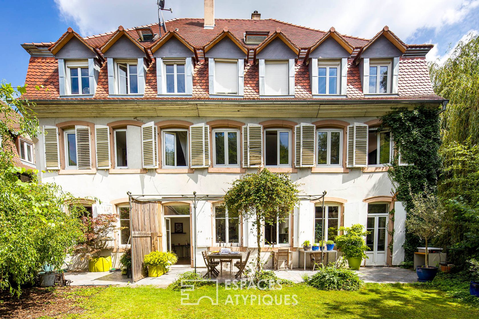 Duplex and its garden in a manor house