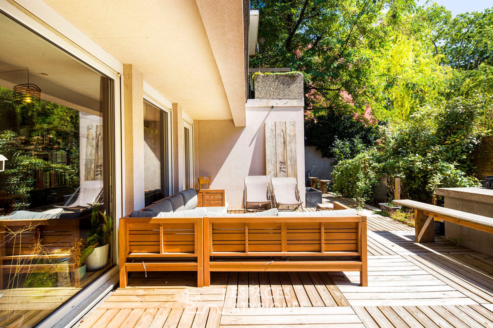 Loft in Krutenau neighborhood and its wooded terrace