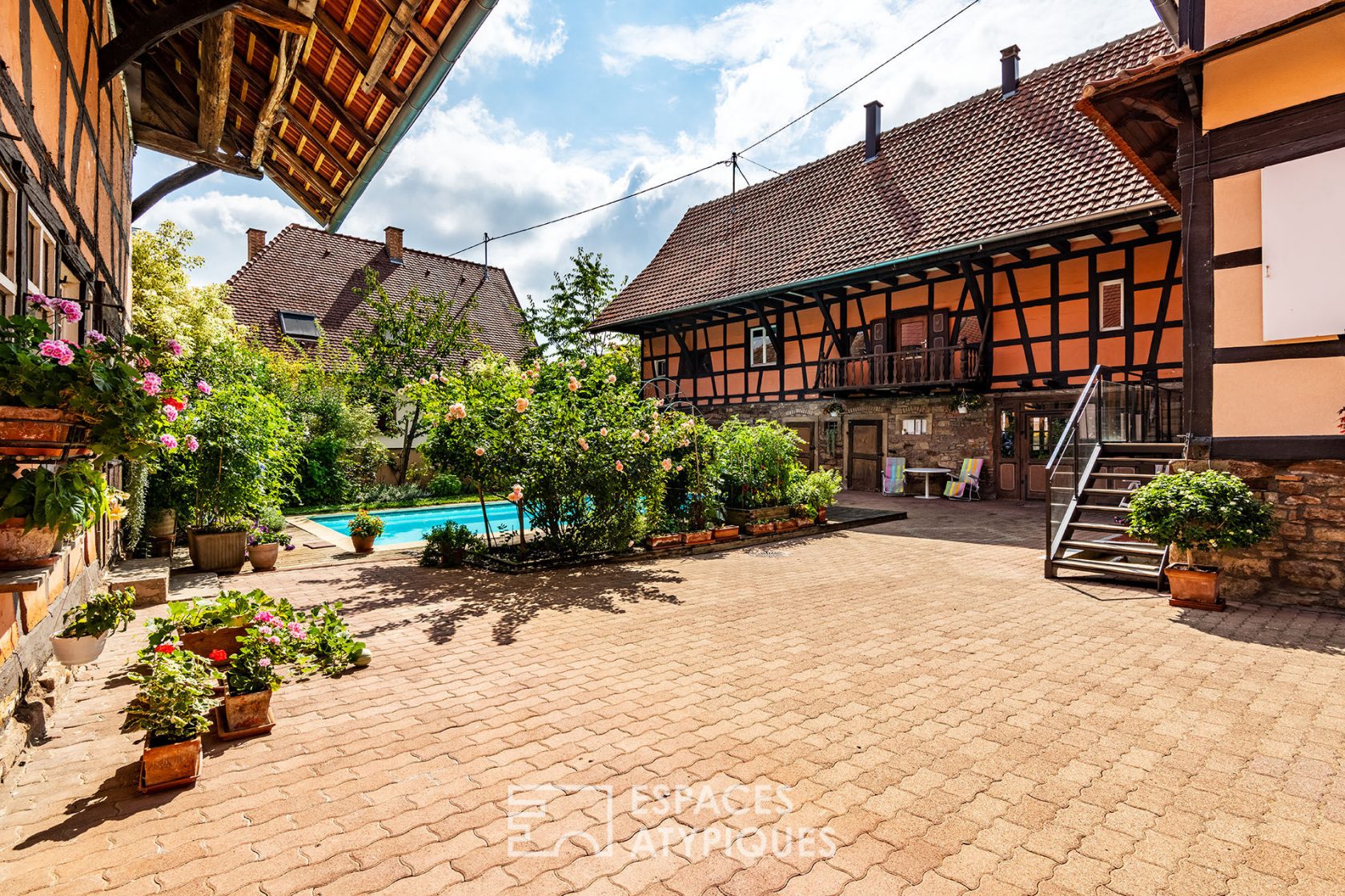 Corps de ferme et sa piscine