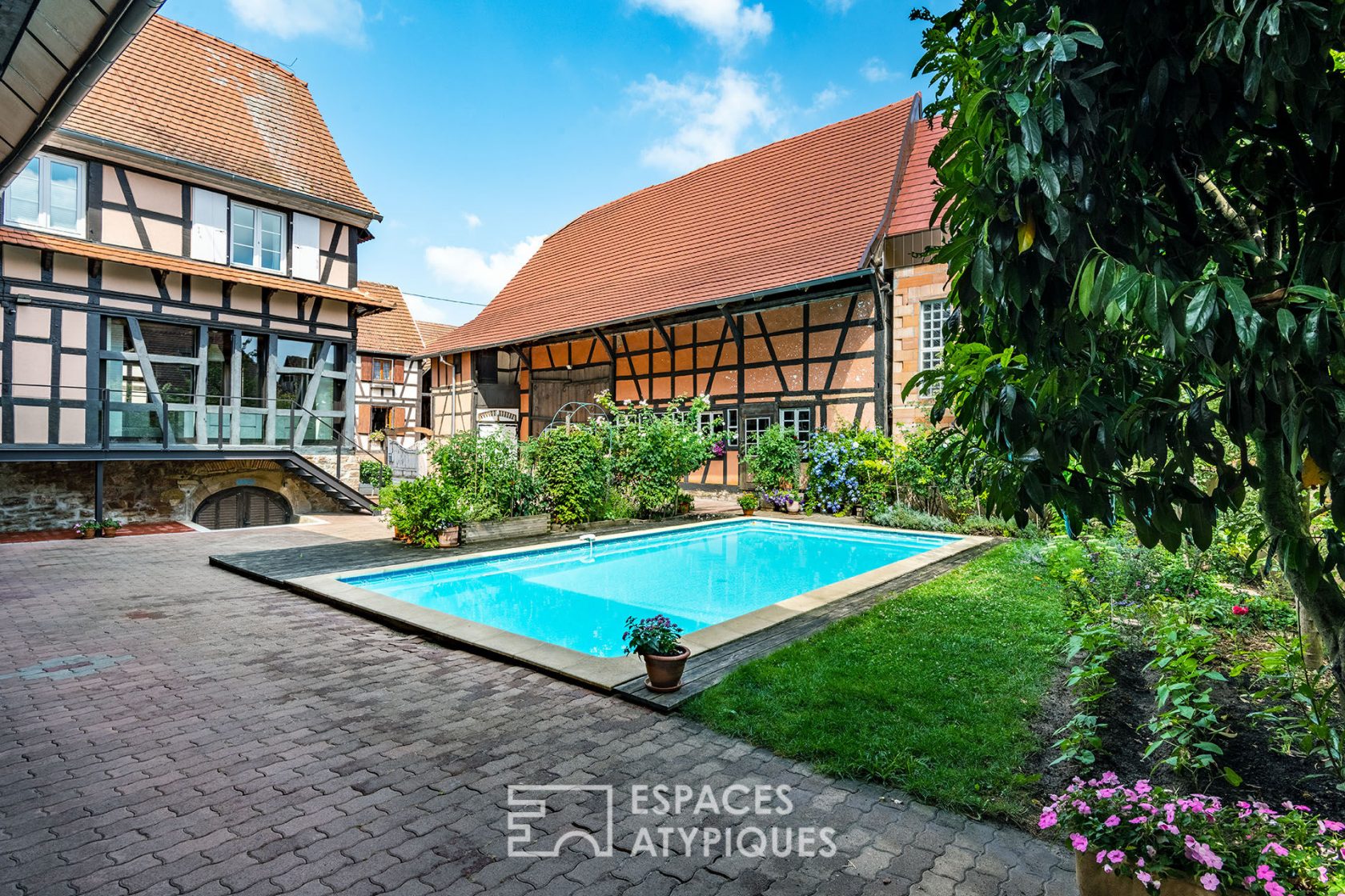 Corps de ferme et sa piscine