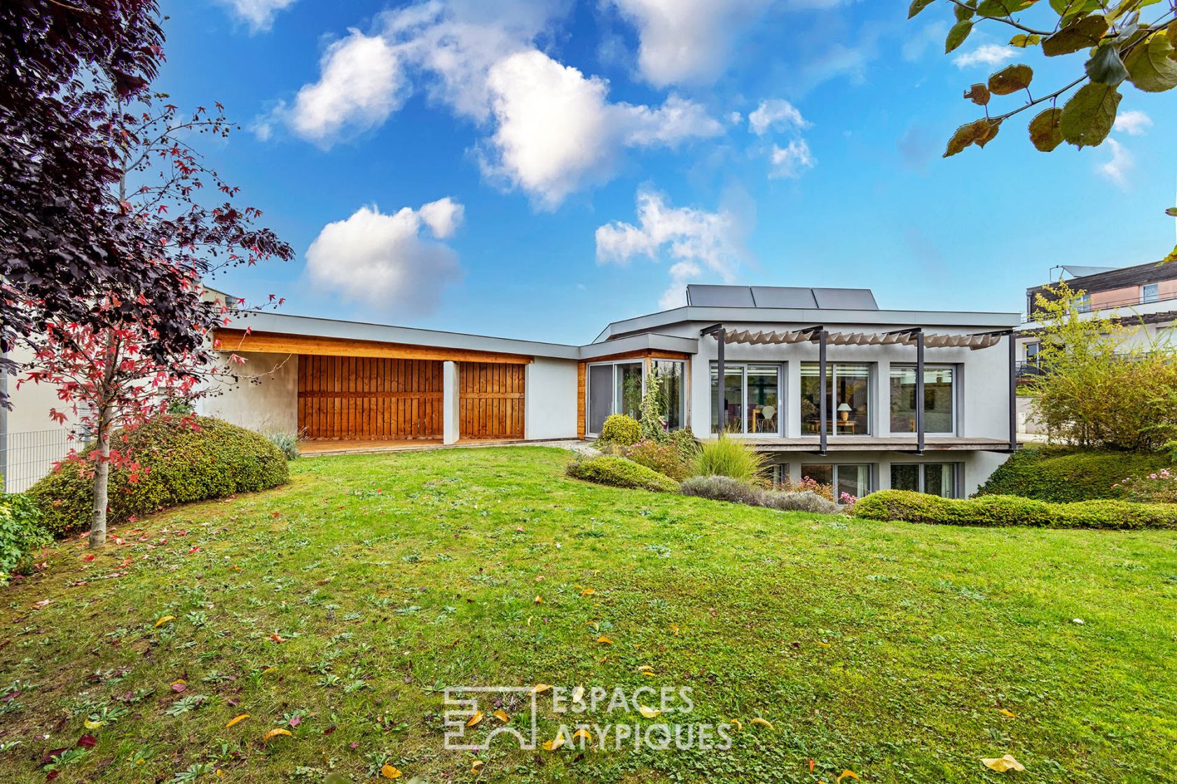 Contemporary BBC villa and its landscaped garden