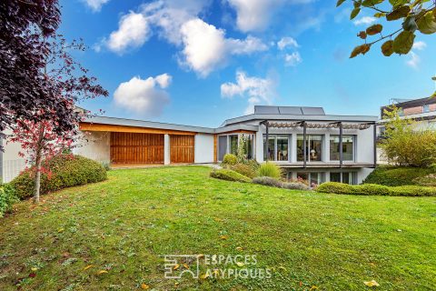 Contemporary BBC villa and its landscaped garden