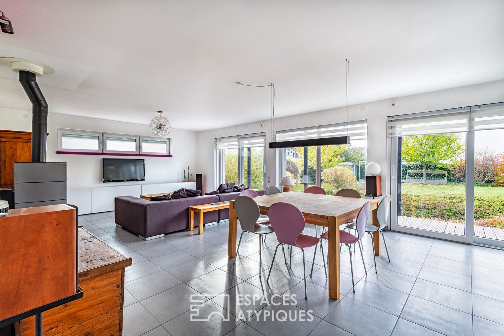Contemporary BBC villa and its landscaped garden