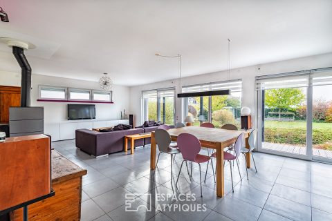 Contemporary BBC villa and its landscaped garden