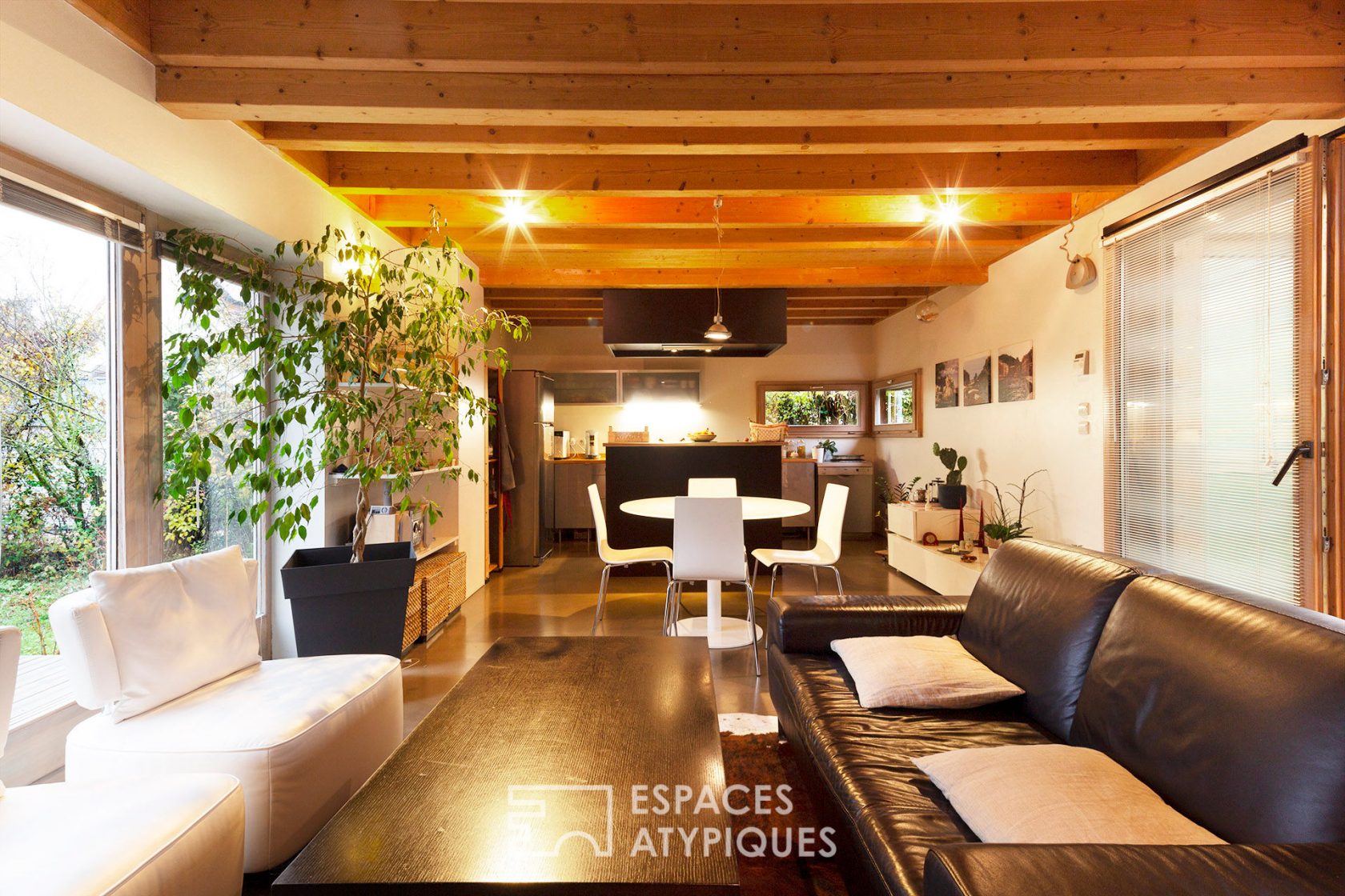 Bioclimatic timber-frame architect’s house