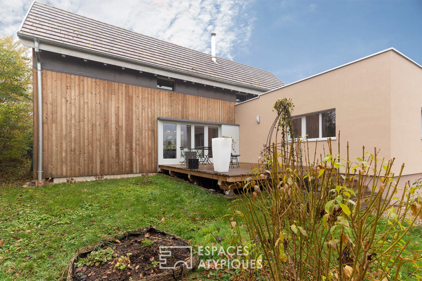 Bioclimatic timber-frame architect’s house
