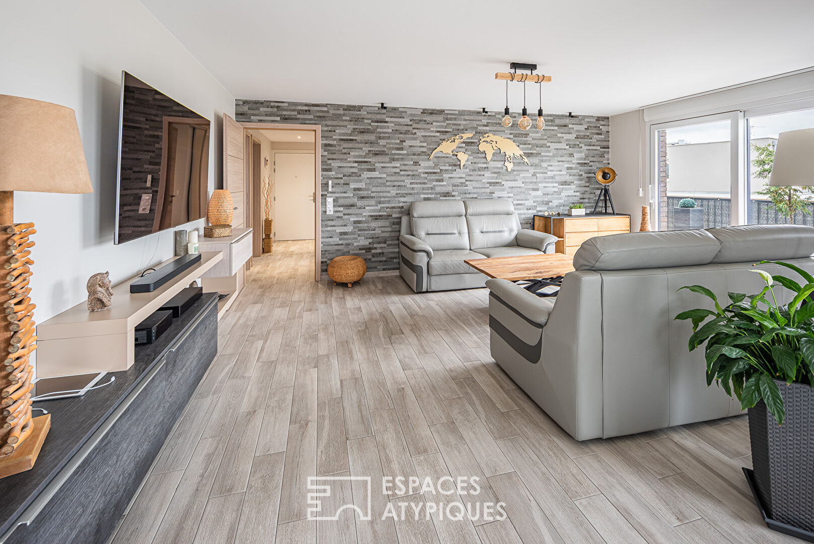 Attique contemporain et sa terrasse sur les toits