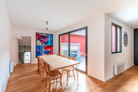 Renovated duplex apartment and its terrace in the heart of the city