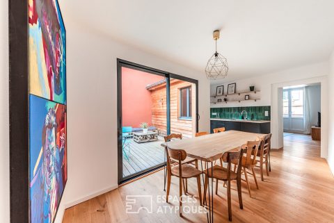 Renovated duplex apartment and its terrace in the heart of the city