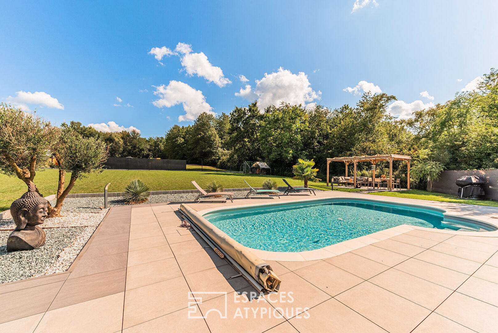 Maison contemporaine avec piscine et jardin