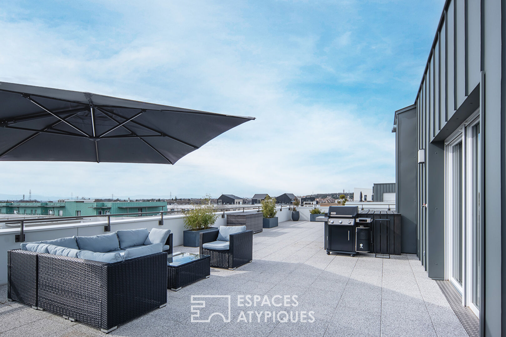 Attique contemporain et son exceptionnelle terrasse