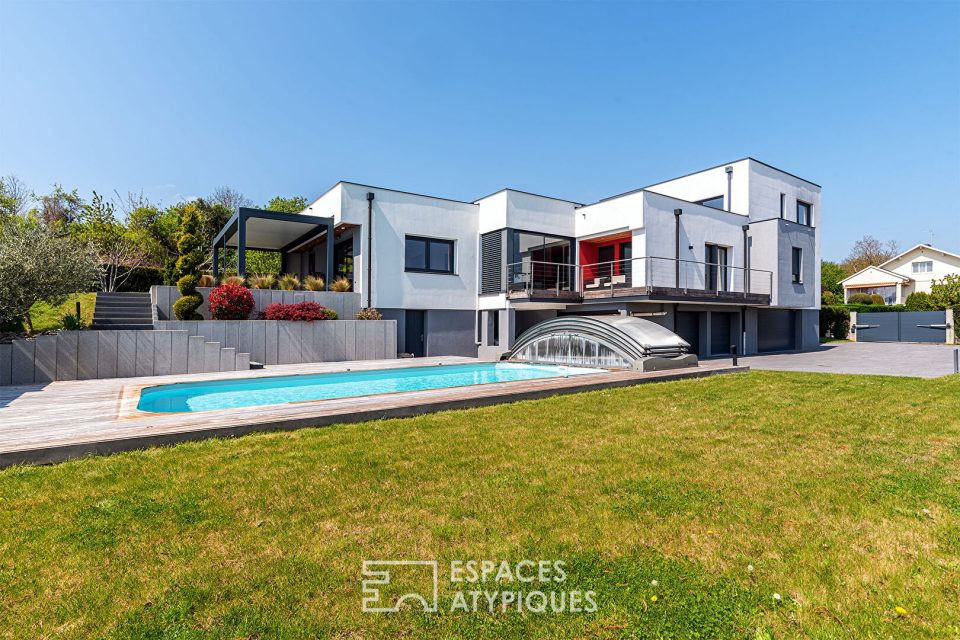 Villa contemporaine avec piscine et vue dégagée