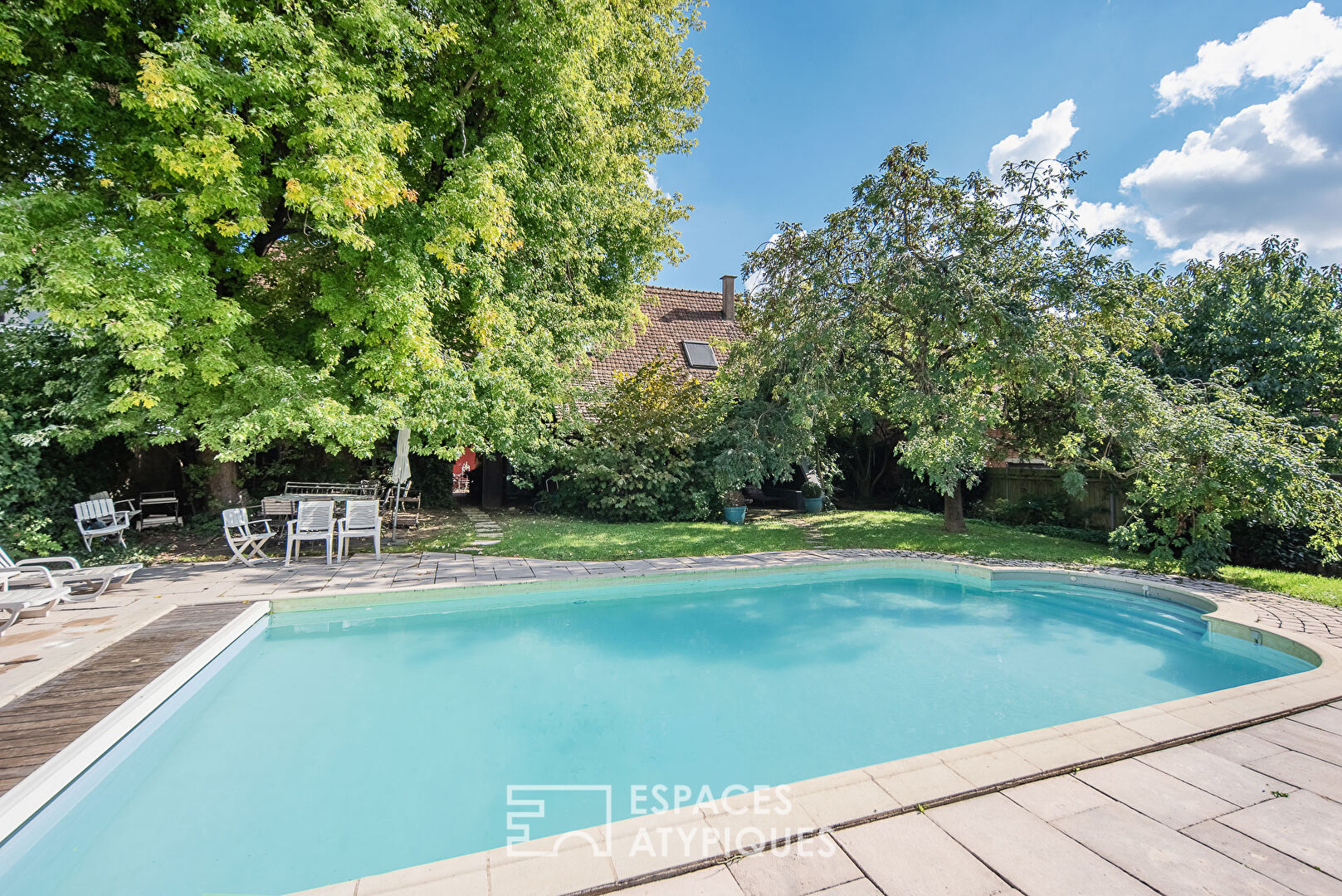 Authentique alsacienne dans son cocon de verdure avec piscine