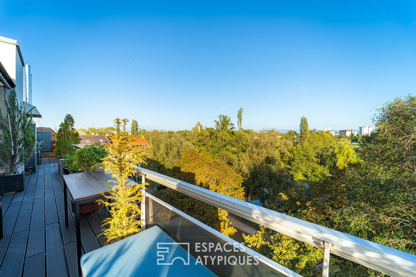 Top floor with terrace and views over the River Ill