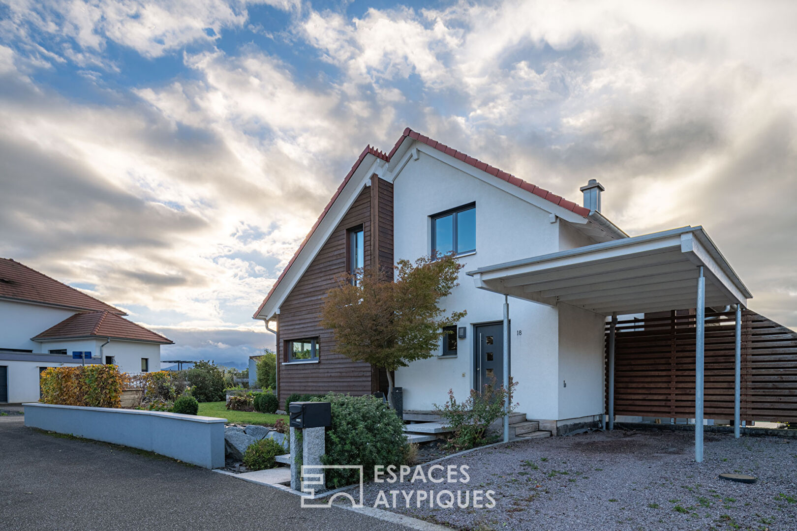 Maison BBC en ossature bois et son jardin bucolique