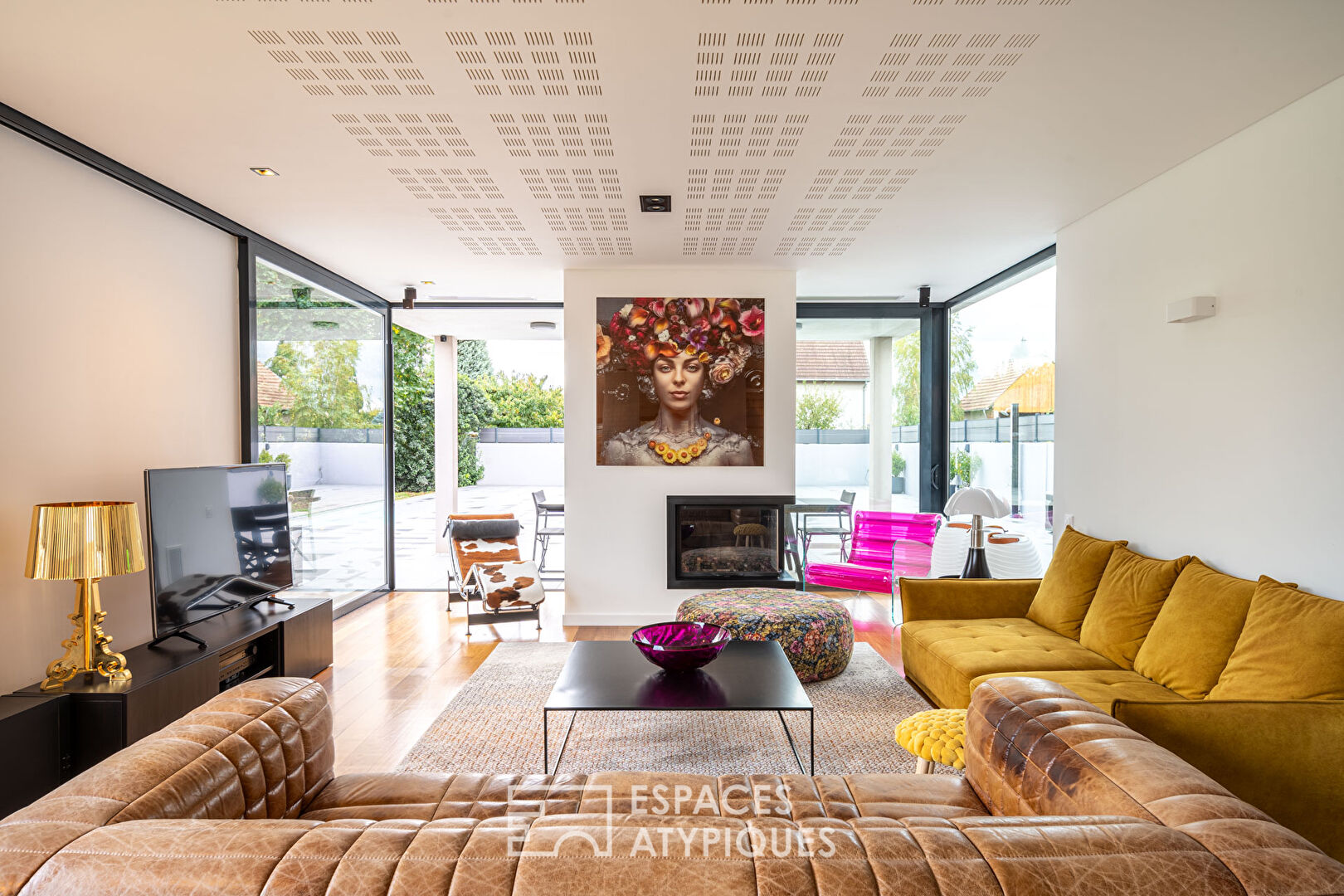 Architect-designed house with swimming pool and wooded garden