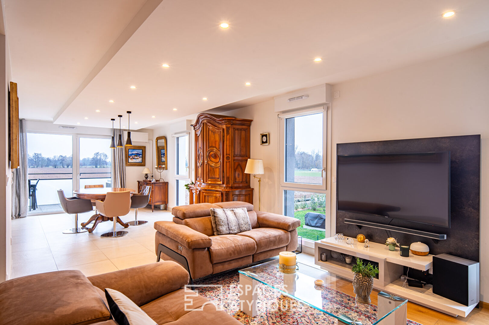 Contemporary flat with terrace and uninterrupted views