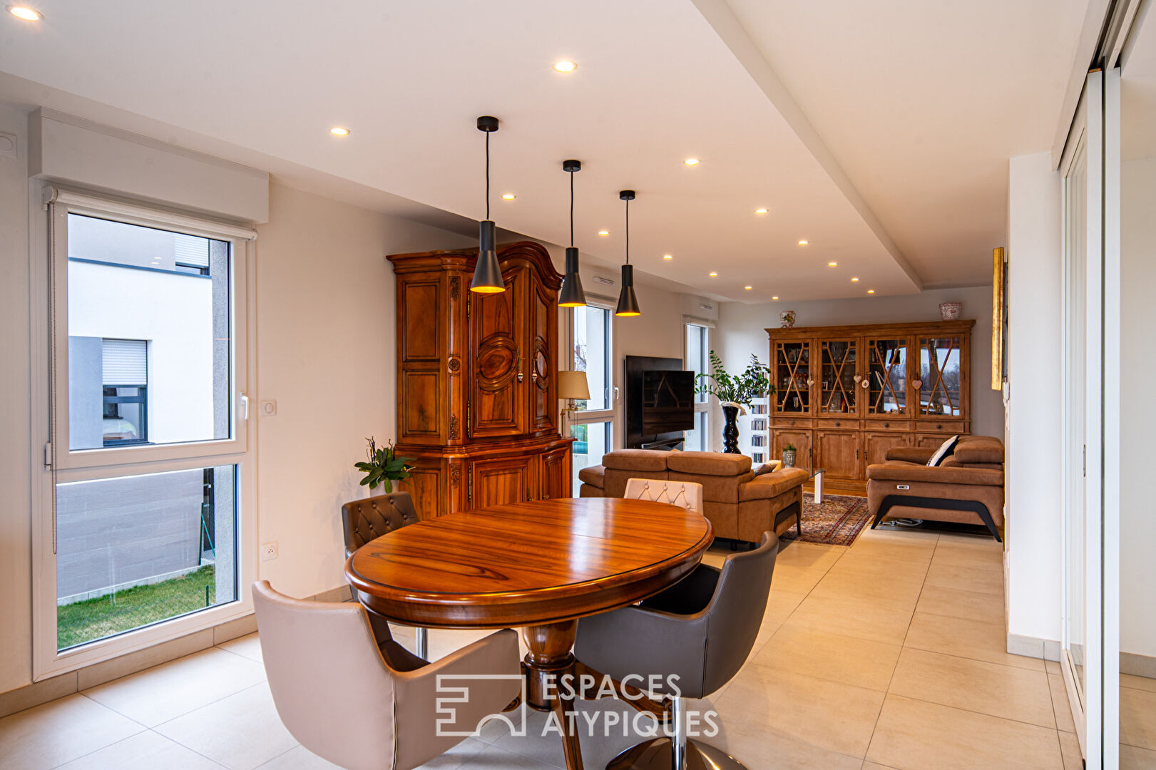 Contemporary flat with terrace and uninterrupted views