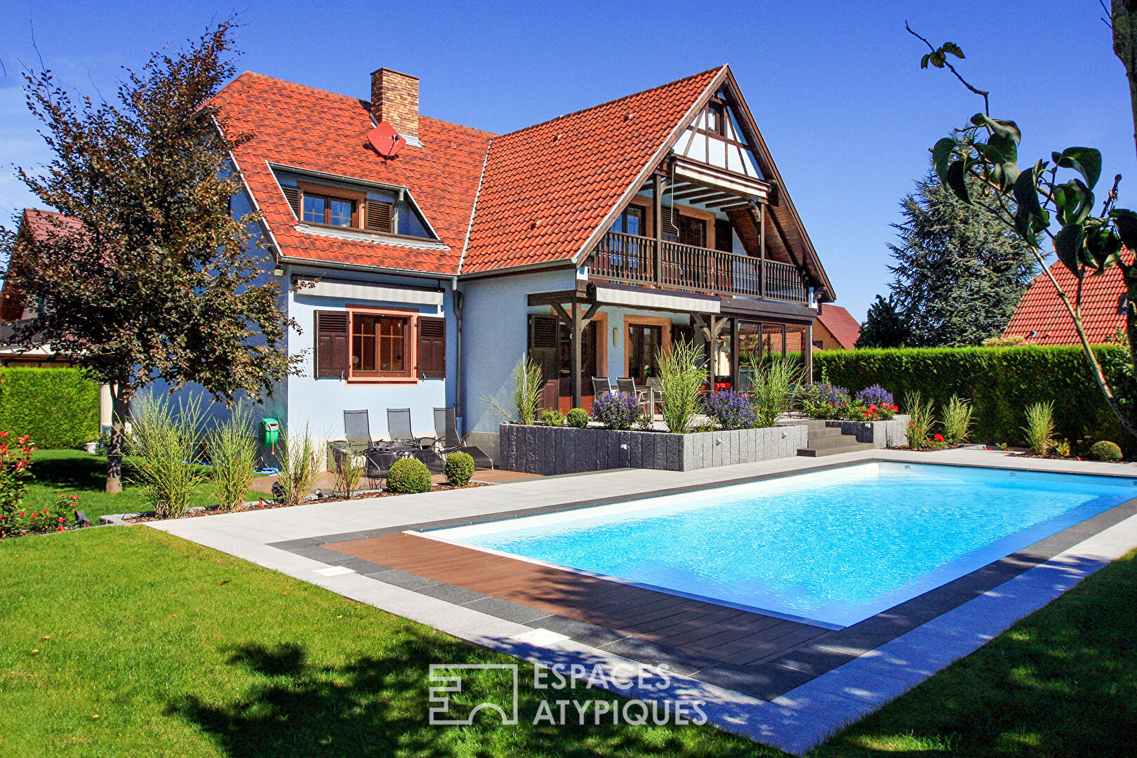 Family home with garden and swimming pool
