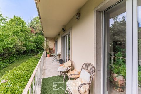 Appartement sur la verdure dans une rue confidentielle