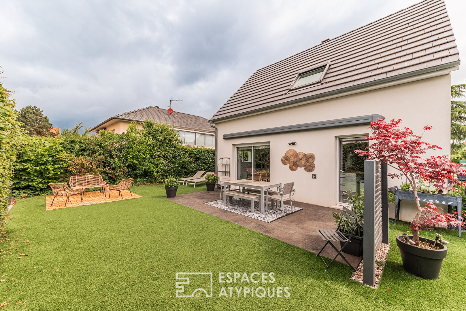Maison contemporaine et son jardin