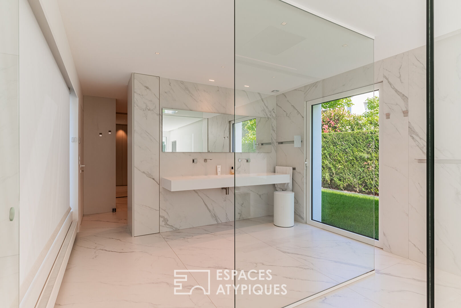 Exceptional contemporary house in a leafy setting