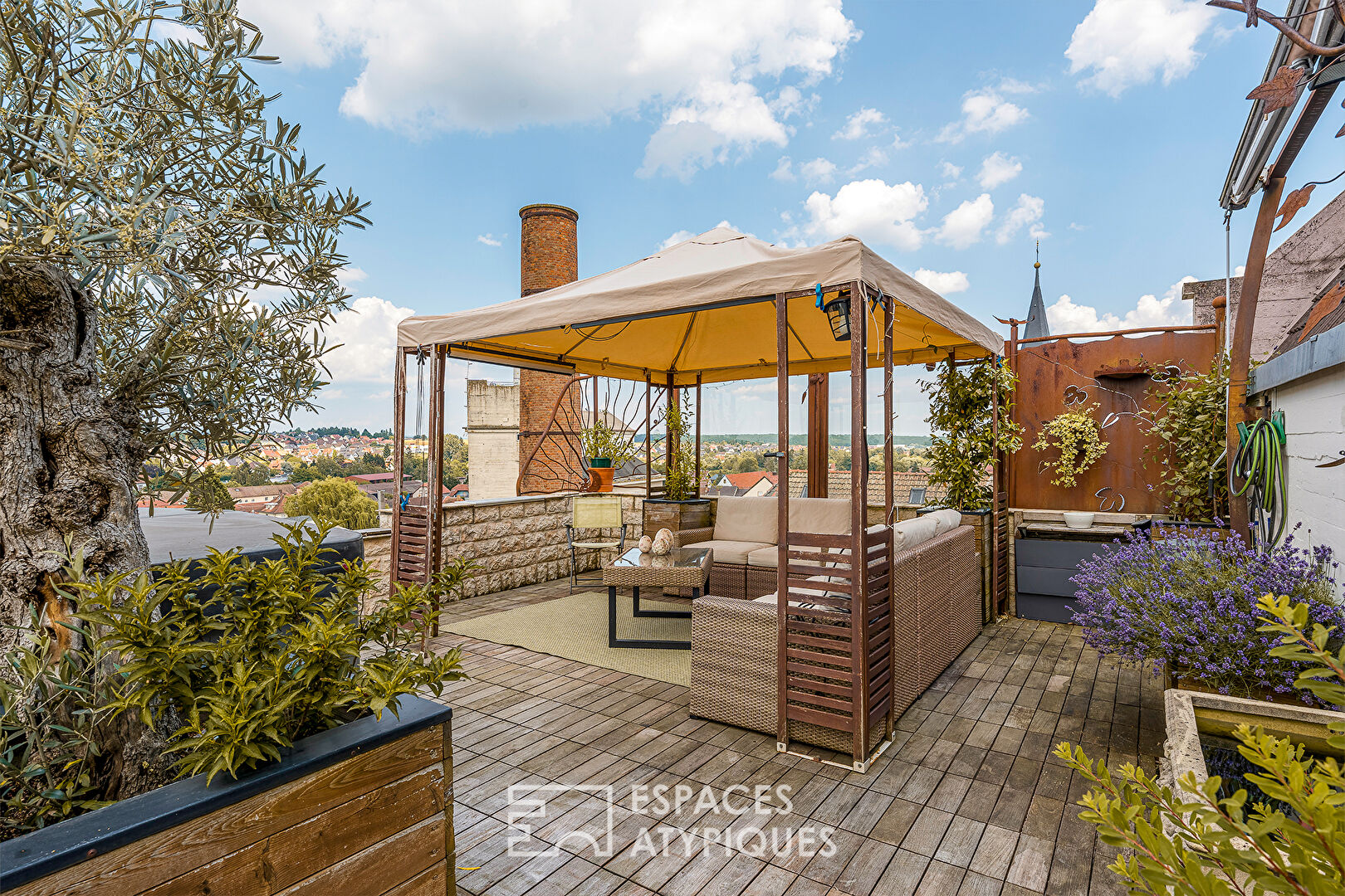 Dernier étage avec terrasse dans une ancienne brasserie