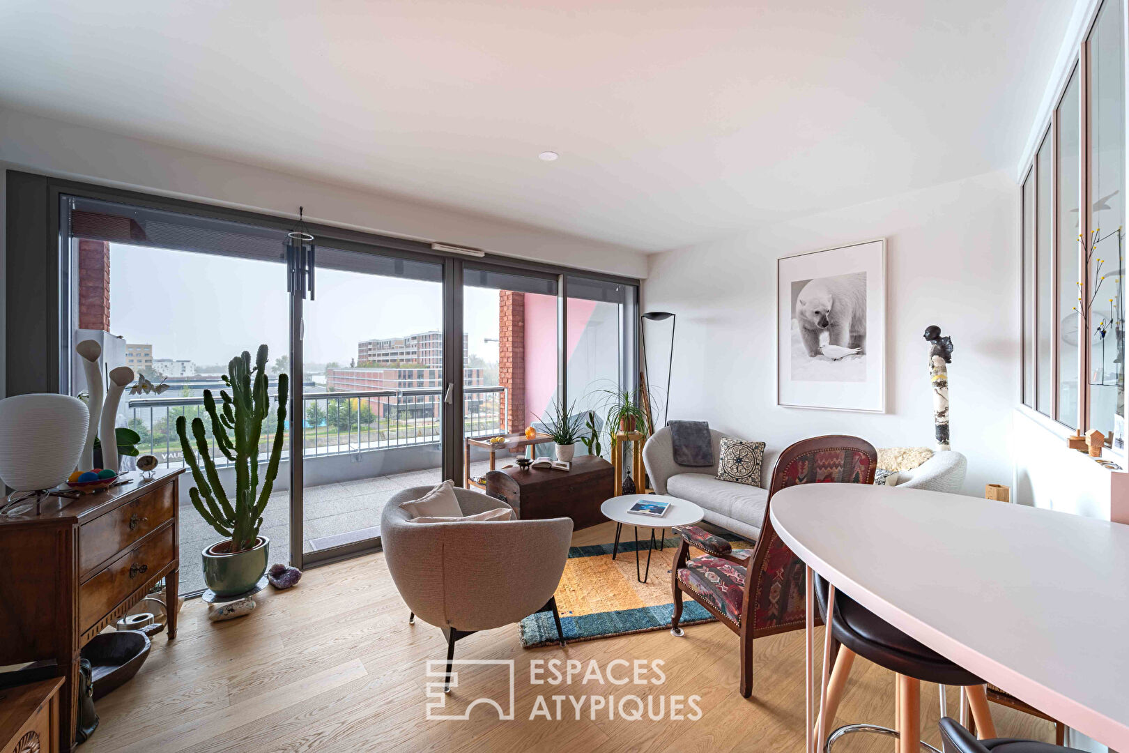 Flat with terrace and water views