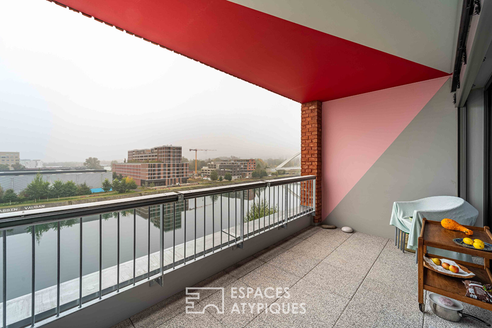 Flat with terrace and water views